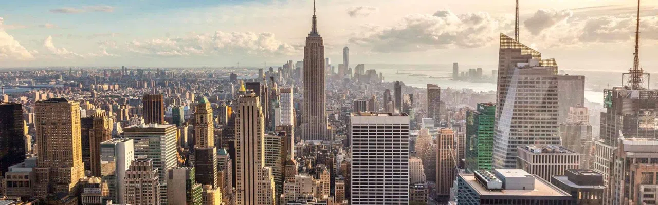 Offene Doppeldeckerbusse durch New Yorks gusseisernes SoHo im September