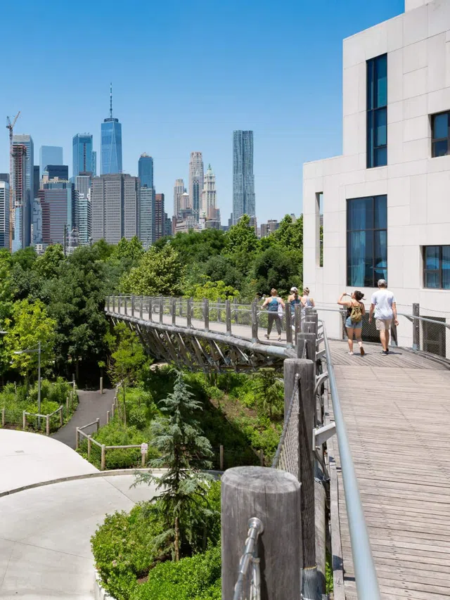 November on the Brooklyn Heights Promenade in New York
